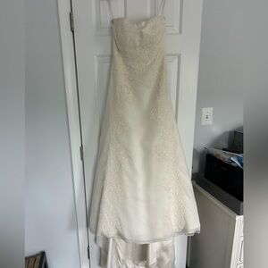 Elegant Strapless Lace Wedding Dress by Jenny Lee